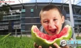 男子雨中吃瓜图片,男子雨中悠闲吃瓜，诠释夏日清凉时光