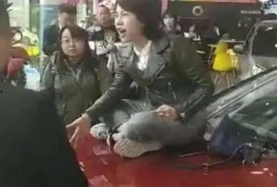 奔驰女吃瓜姿势,揭秘网络热议背后的真相