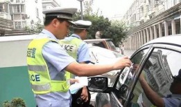 吃瓜被交警罚款,遵守交通规则，安全出行