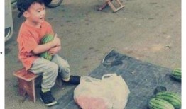 男子雨中吃瓜图片,男子雨中悠闲吃瓜，诠释夏日清凉时光