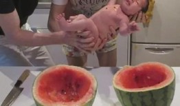 男子雨中吃瓜图片,男子雨中悠闲吃瓜，诠释夏日清凉时光