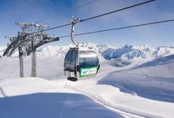 滑雪缆车吃瓜,见证冬日欢乐时光