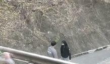 女子拍摄学院吃瓜,揭秘校园生活趣味瞬间