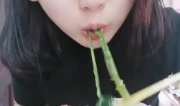 东北美女吃瓜,清凉一夏，美味共享