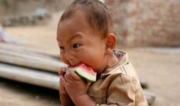 孩子吃瓜搞笑段子,孩子吃瓜搞笑瞬间大盘点