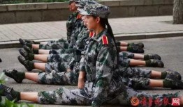 军训女生酒吧跳舞吃瓜,酒吧热舞吃瓜，青春回忆录