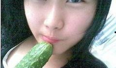 东北美女吃瓜,清凉一夏，美味共享