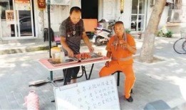 吃瓜店门口夫妇,日常生活中的温馨瞬间