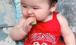 宝宝看姐姐吃瓜,萌态十足引网友热议