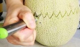 吃酸菜能吃哈密瓜吗,跨界美食的奇妙碰撞