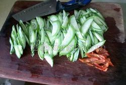 蛇瓜怎么做菜吃,家常菜谱中的绿色珍品