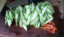 蛇瓜怎么做菜吃,家常菜谱中的绿色珍品