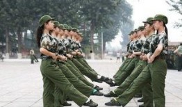 军训女生酒吧跳舞吃瓜,酒吧热舞吃瓜，青春回忆录