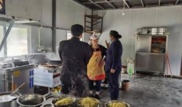 中山工地食堂吃瓜,美食盛宴温暖工友心