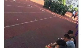 军训女生酒吧跳舞吃瓜,酒吧热舞吃瓜，青春回忆录