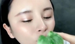 东北美女吃瓜,清凉一夏，美味共享